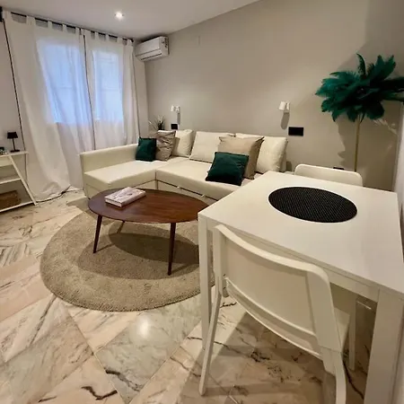 A 8km Sevilla Centro Apartment *